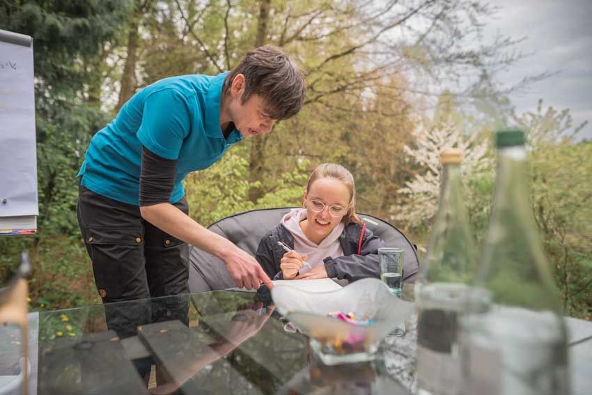 Hundetrainer Coach Christin erklärt Trainingsplanung in der Weiterbildung für Hundetrainer im Coaching